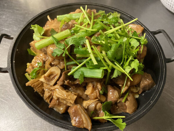 D84 秘制羊腩煲 Lamb and Bean Curd Sheet Clay Pot